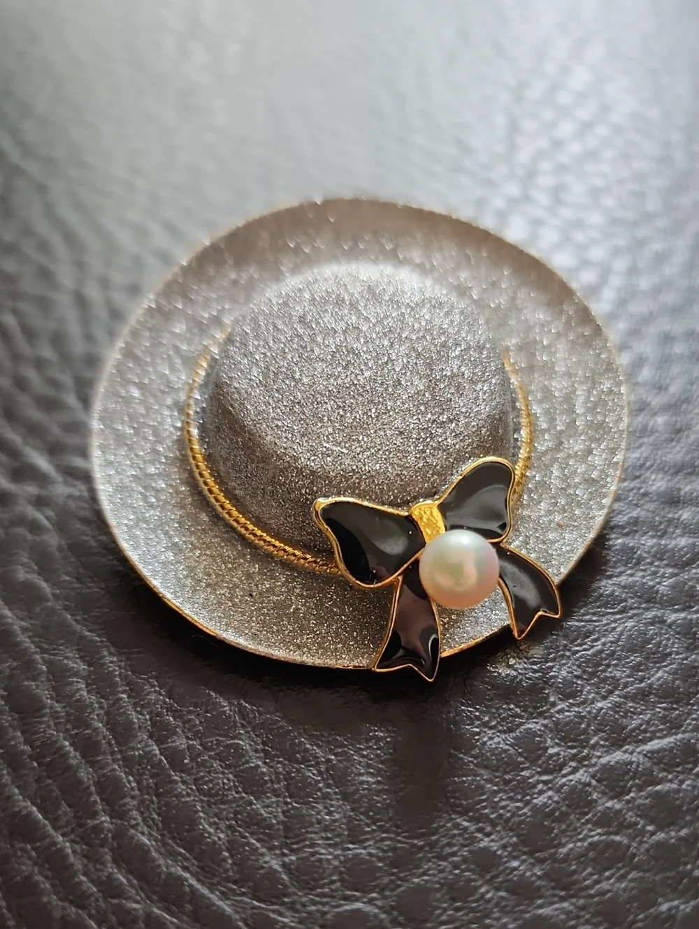 VTG Pearl Center Black Enamel Bow Hat Brooch - Women Jewelry